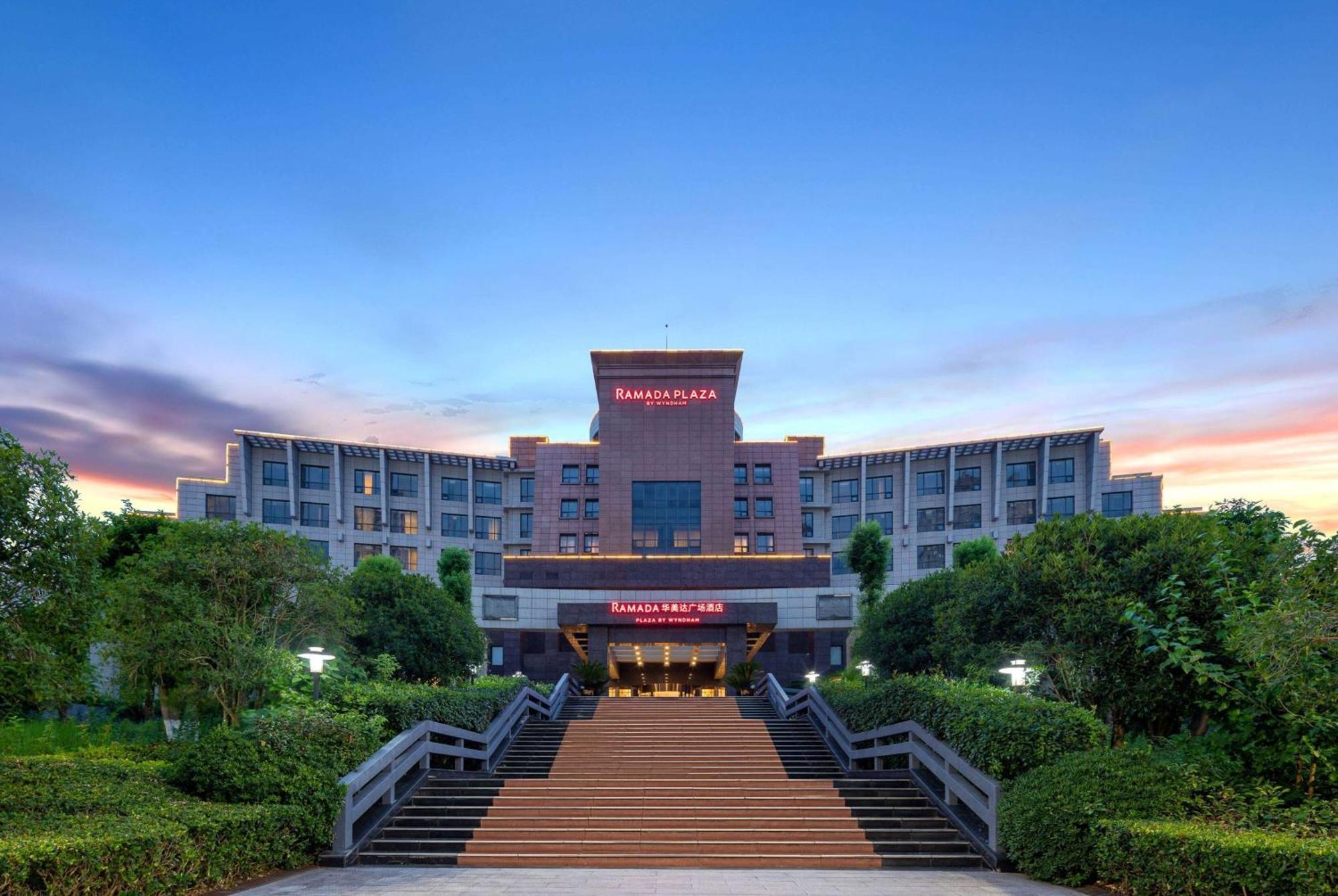 Ramada Plaza By Wyndham Chongqing West Hotell Exteriör bild