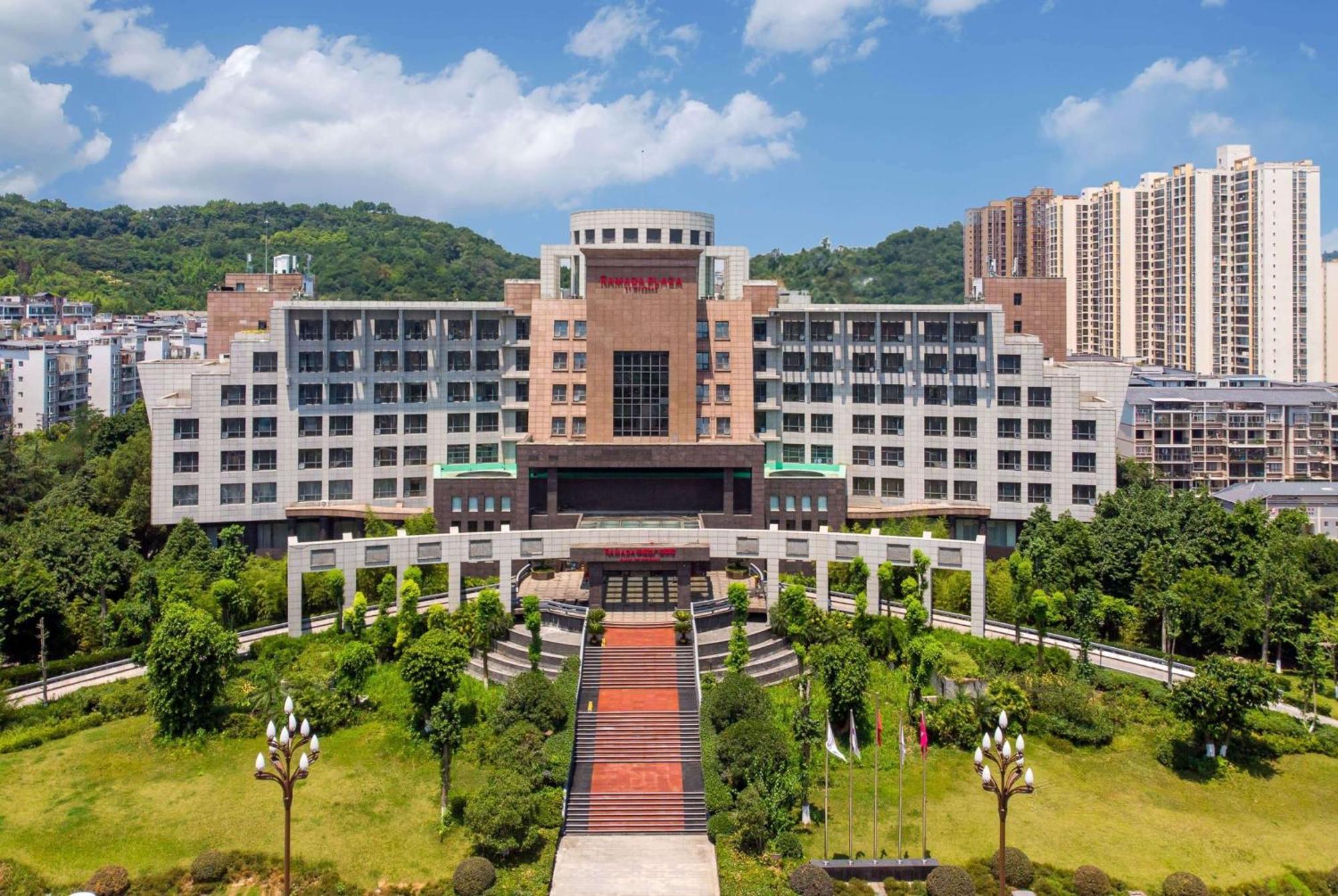 Ramada Plaza By Wyndham Chongqing West Hotell Exteriör bild